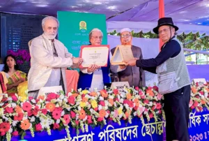 তানভীর মোকাম্মেল বাংলা একাডেমির মহাপরিচালক মুহম্মদ নূরুল হুদার কাছ থেকে সাম্মানিক ফেলোশিপ গ্রহণ করছেন।