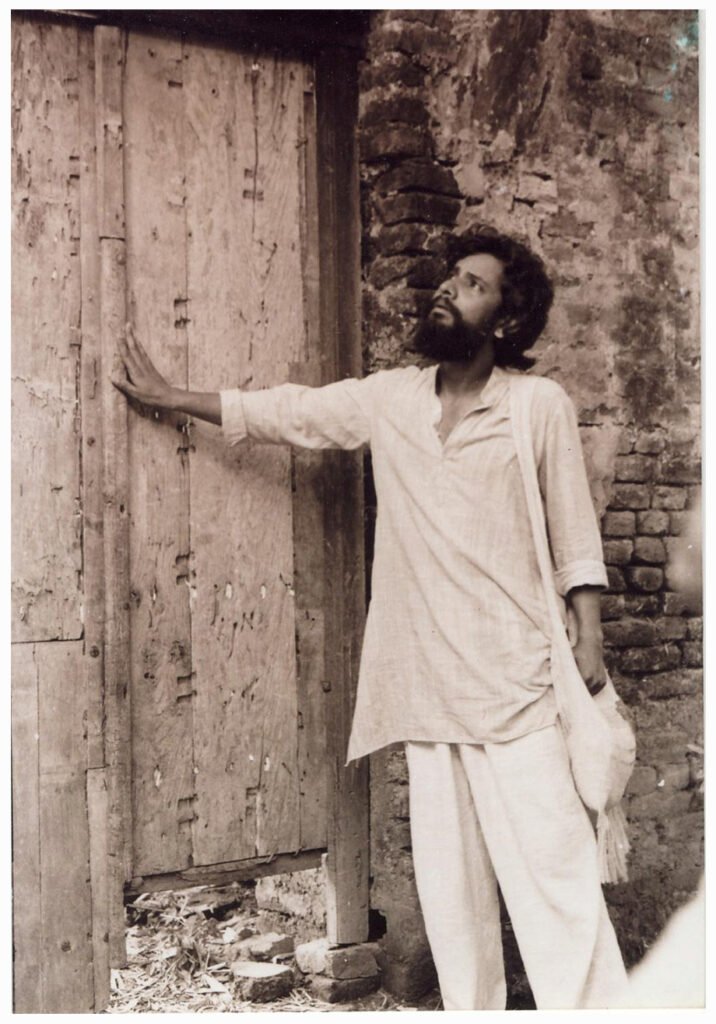 হুলিয়া (১৯৮৪) চলচ্চিত্রের প্রধান চরিত্রে অভিনয় করেছেন অভিনেতা আসাদুজ্জামান নূর।
