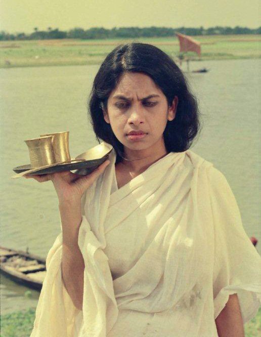 নদীর নাম মধুমতী (১৯৯৬) চলচ্চিত্রটিতে অভিনয় করেছেন সারা যাকের।