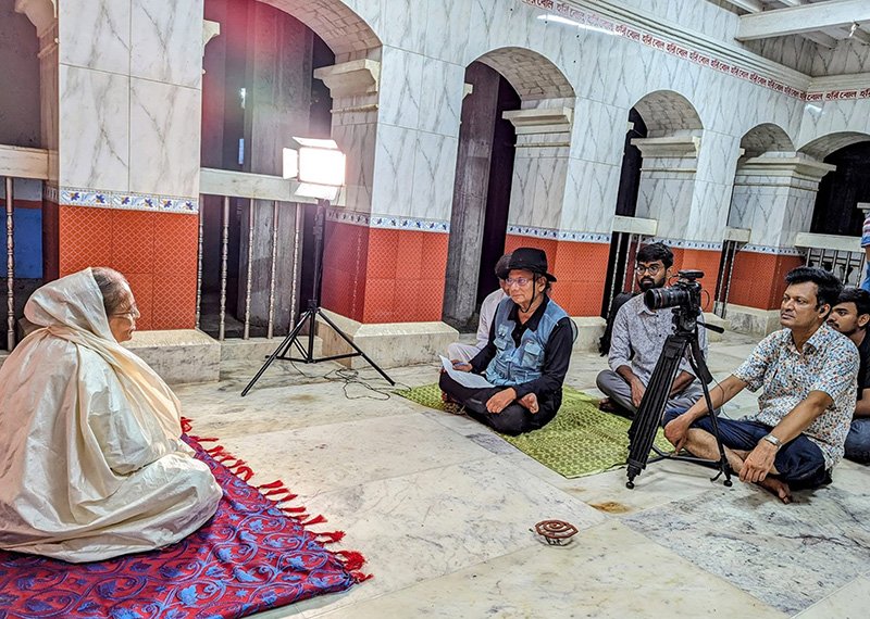 "মতুয়ামঙ্গল" প্রামাণ্যচিত্র নির্মাণ সেটে পরিচালক তানভীর মোকাম্মেল।