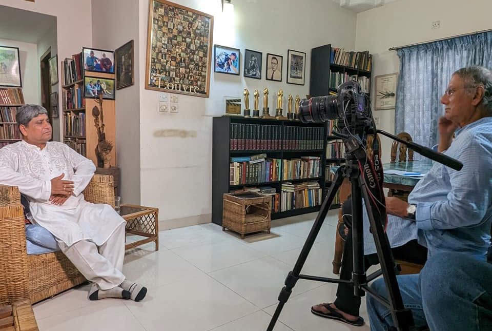 "কমরেড মণি সিং : সোমেশ্বরী পারের কিংবদন্তী বিপ্লবী" প্রামাণ্যচিত্রের জন্যে সাক্ষাৎকার গ্রহণ করছেন নির্মাতা তানভীর মোকাম্মেল।