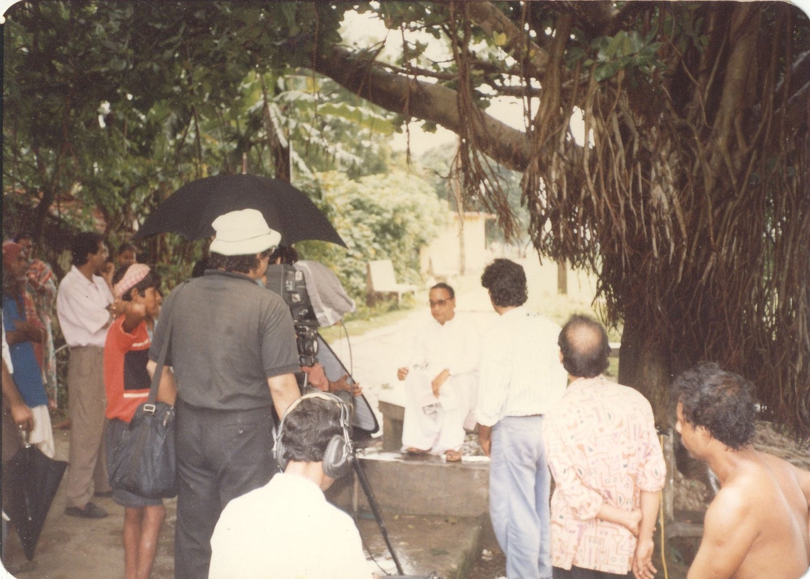 প্রামাণ্যচিত্র "অচিন পাখী" 'র দৃশ্যধারনের একটি মুহূর্ত।