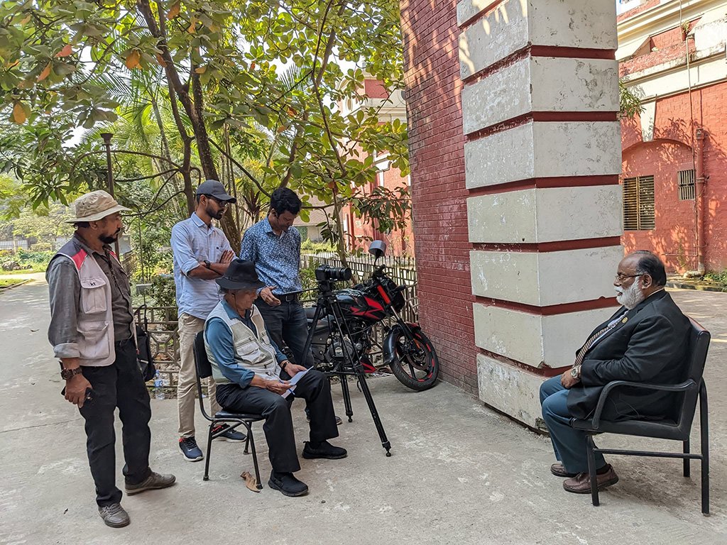 "তিতাস পারের মানুষটি: শহীদ ধীরেন্দ্রনাথ দত্ত" প্রামাণ্যচিত্রের চিত্র ধারণ করছেন পরিচালক তানভীর মোকাম্মেল।
