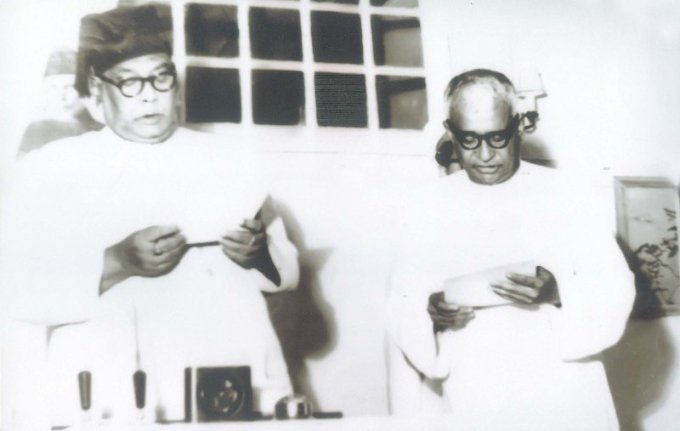 শেরে বাংলার কাছ থেকে শপথ গ্রহণ করছেন ধীরেন্দ্রনাথ দত্ত।