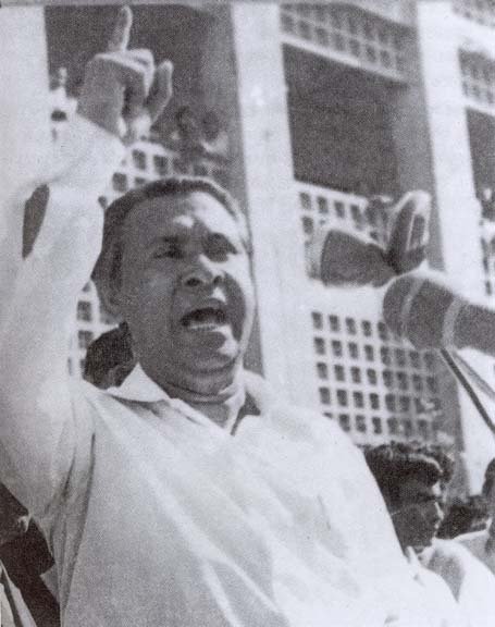 বক্তৃতারত তাজউদ্দীন আহমদ।