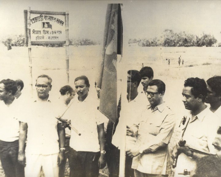 ১৯৭১ সালে তাজউদ্দীন আহমদ বুড়িমারি সীমান্ত ভিসা ও শুল্ক দপ্তরের উদ্বোধন করছেন।